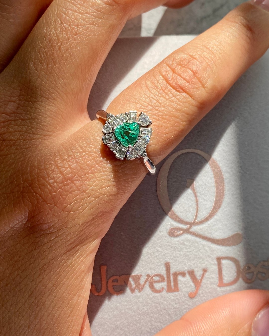 Anillo de Corazón en Oro Blanco 18k con Esmeralda y Diamantes - LQ Jewelry Design