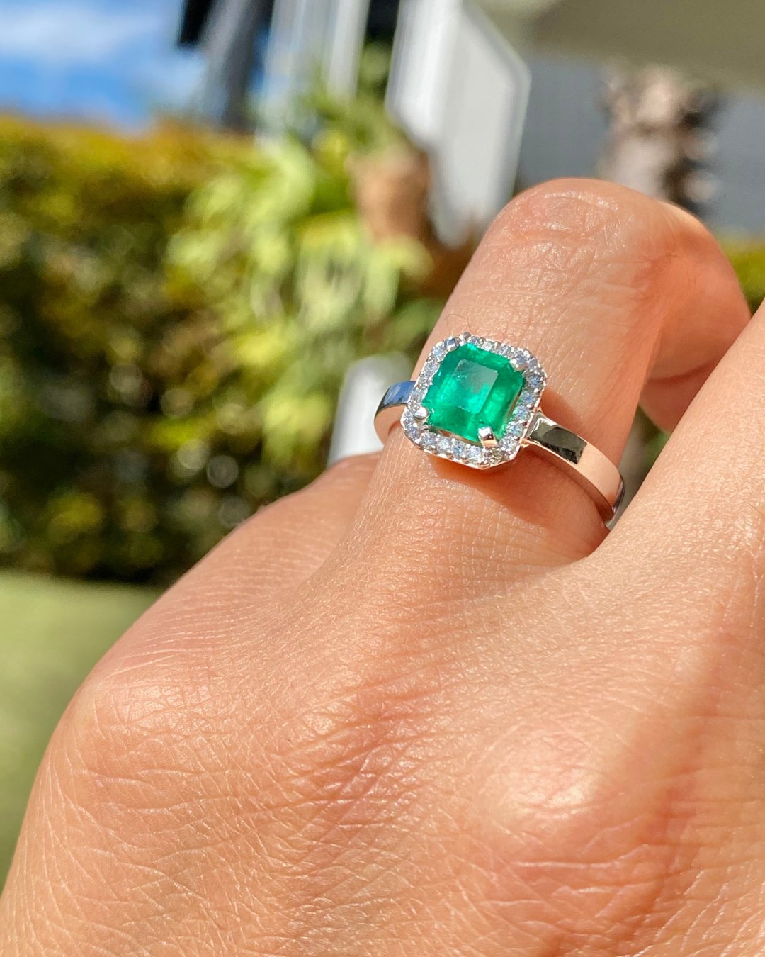 Anillo de Esmeralda Cuadrada y Diamantes en Oro Blanco 18k - LQ Jewelry Design