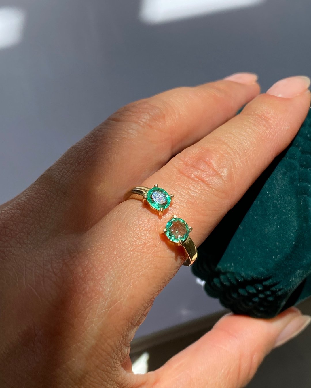 Anillo Semi Abierto con Esmeraldas Ovaladas - LQ Jewelry Design