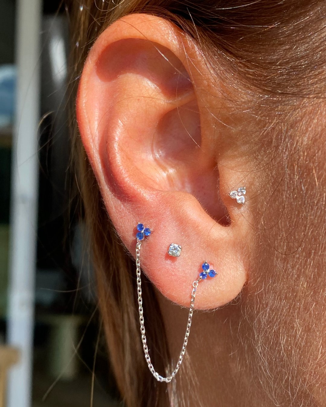 Arete de Cadena con Flor y Zafiro en Oro 18k - LQ Jewelry Design