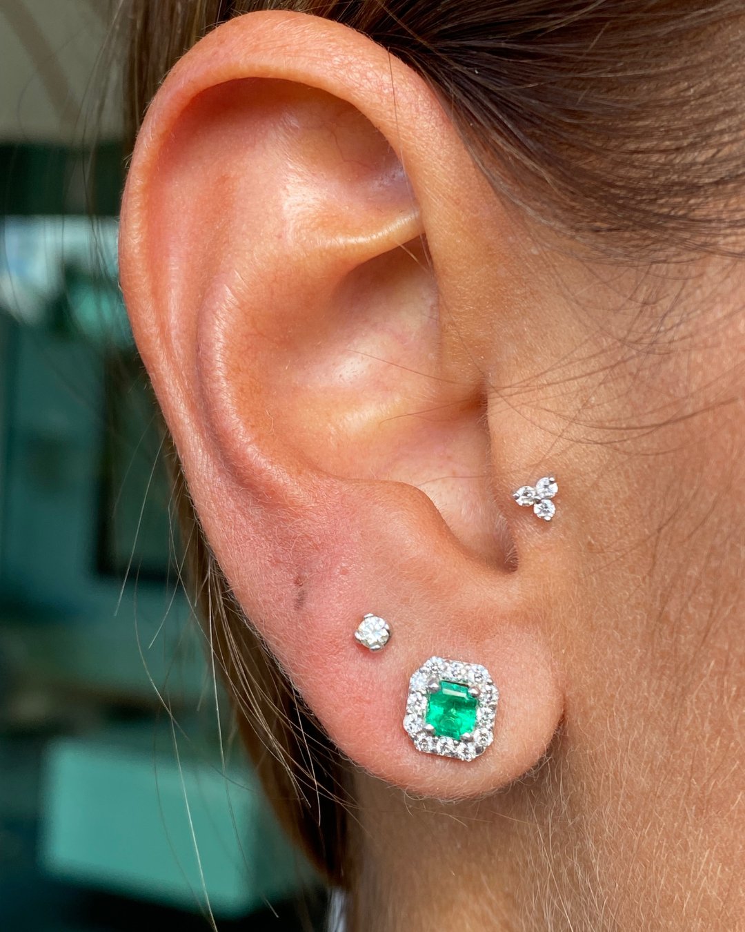 Aretes de Esmeraldas Cuadradas y Chispas de Diamantes en Oro Blanco 18k - LQ Jewelry Design