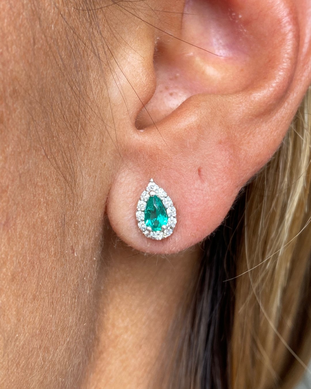Aretes en Esmeralda Lágrimas y Chispas de Diamantes en Oro Blanco 18k 750 - LQ Jewelry Design
