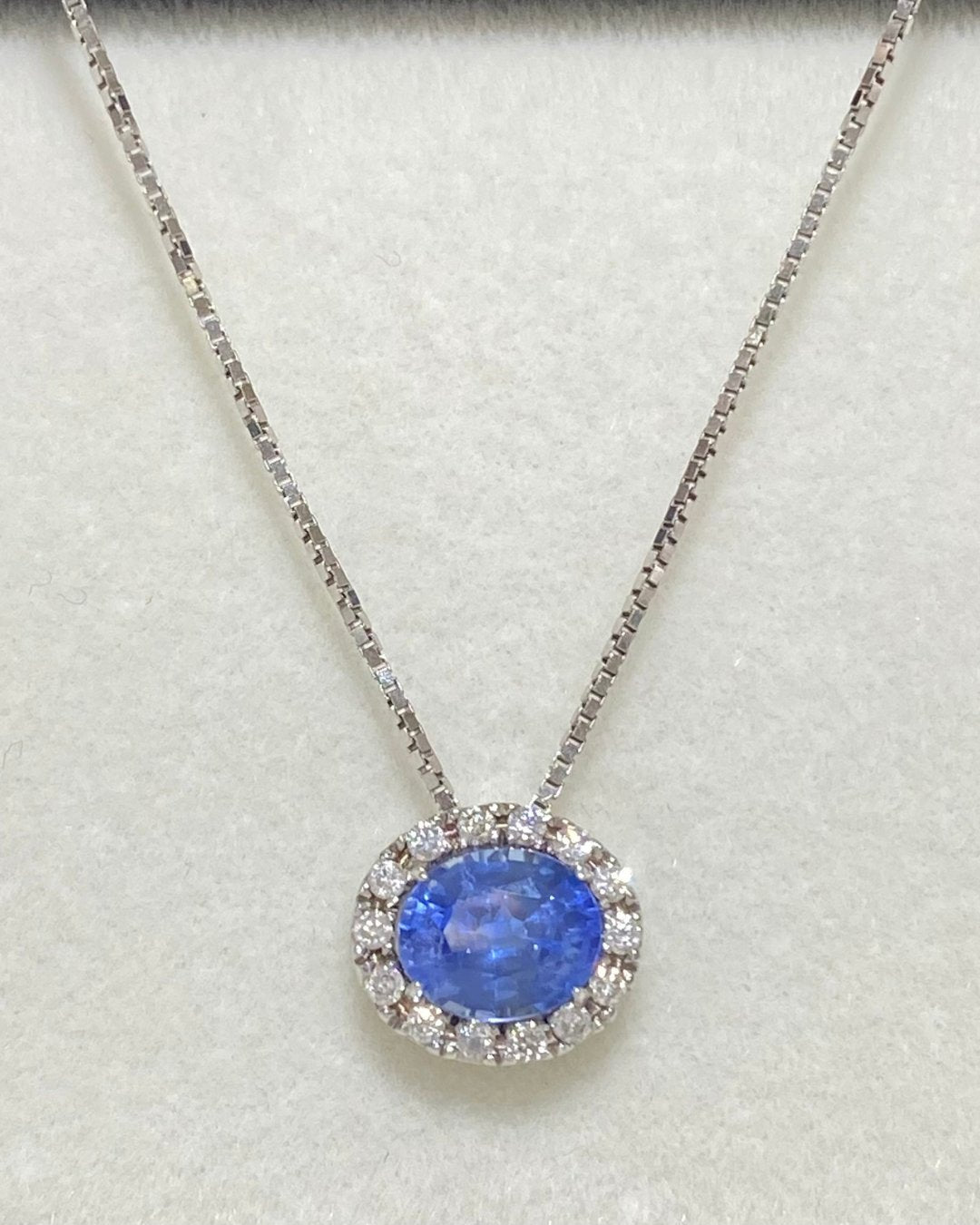Cadena con Zafiro Redondo y Chispas de Diamantes en Oro Blanco 18k - LQ Jewelry Design