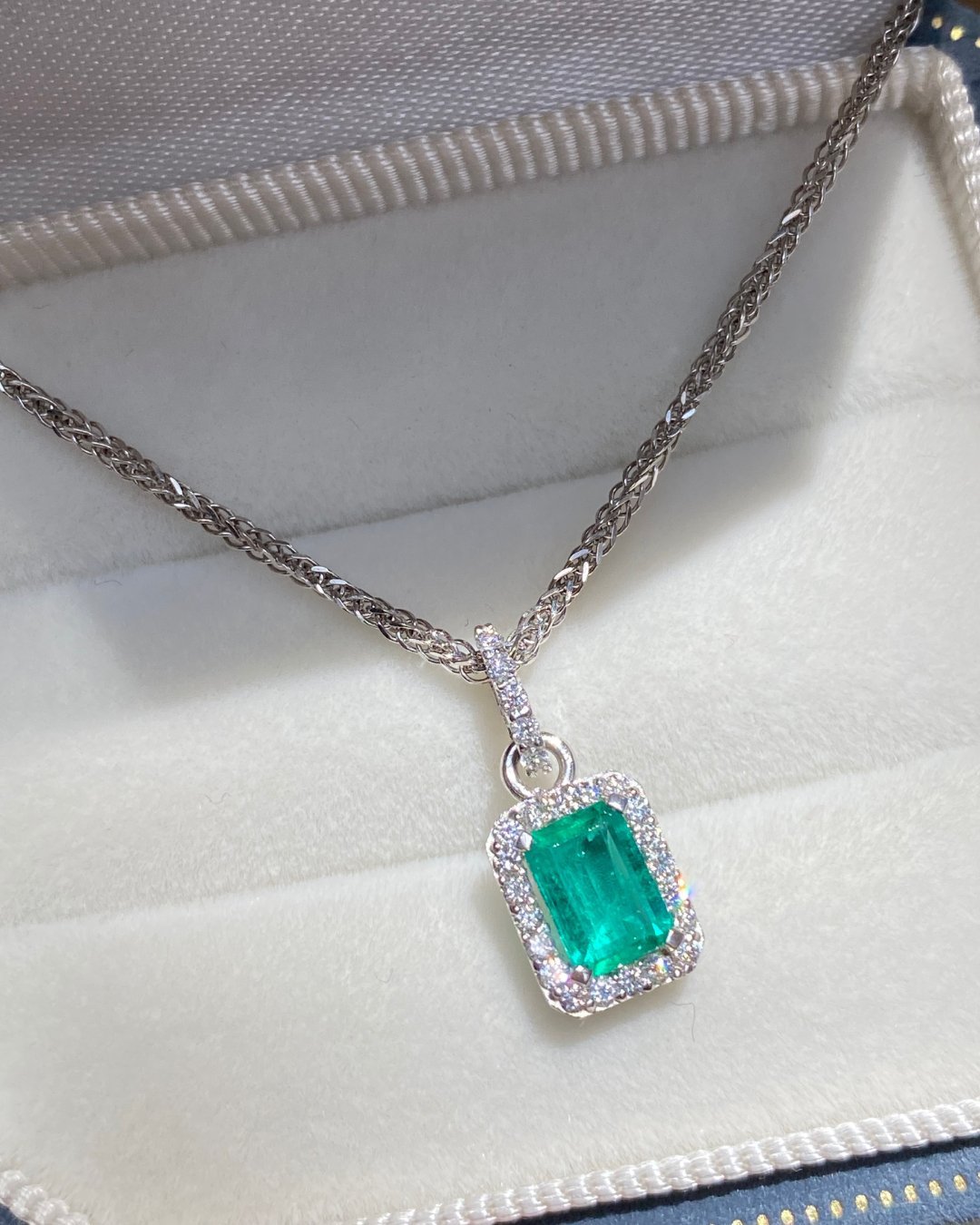 Cadena con Dije en Esmeralda y Diamantes en Oro Blanco 18k - LQ Jewelry Design